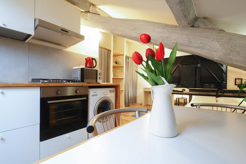 Kitchen or kitchenette, Dining area, stove
