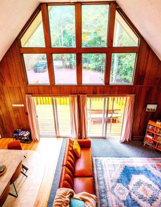 Cozy Cabin at Lake Naomi Cabin in Pocono Pines