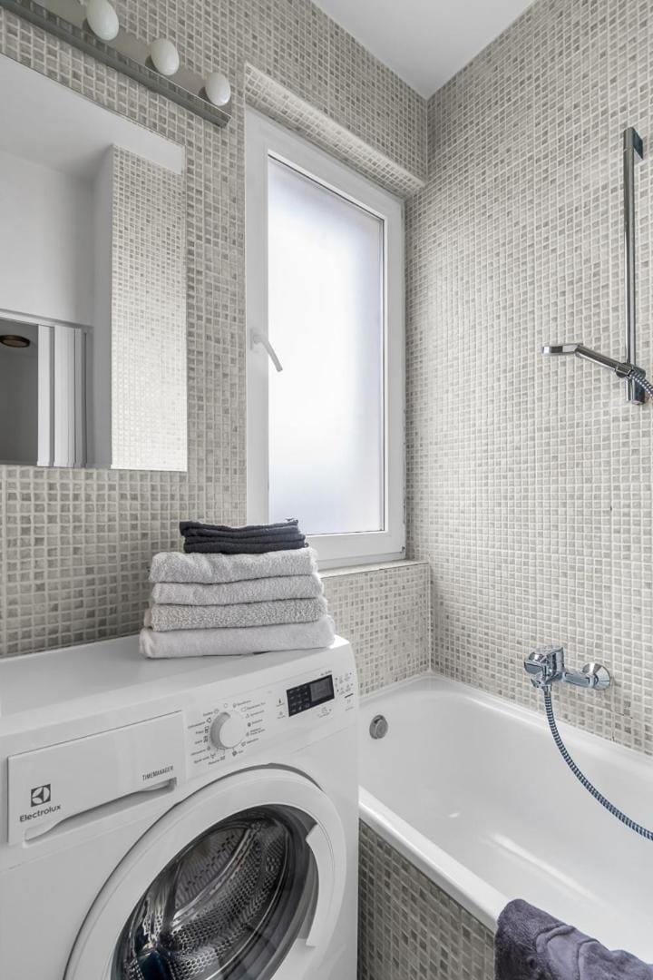 Bathroom, Bath, towels, washing machine
