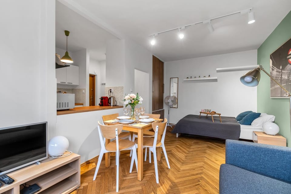 TV and multimedia, Kitchen or kitchenette, Living room, Seating area, Dining area