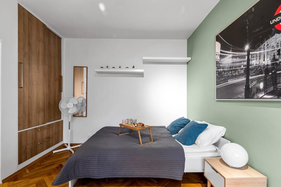 Bed, Seating area