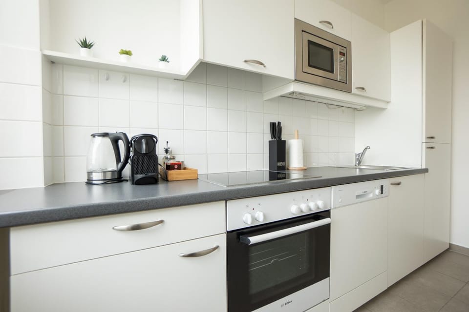Coffee/tea facilities, Kitchen or kitchenette, dishwasher, microwave, oven, stove, kitchen