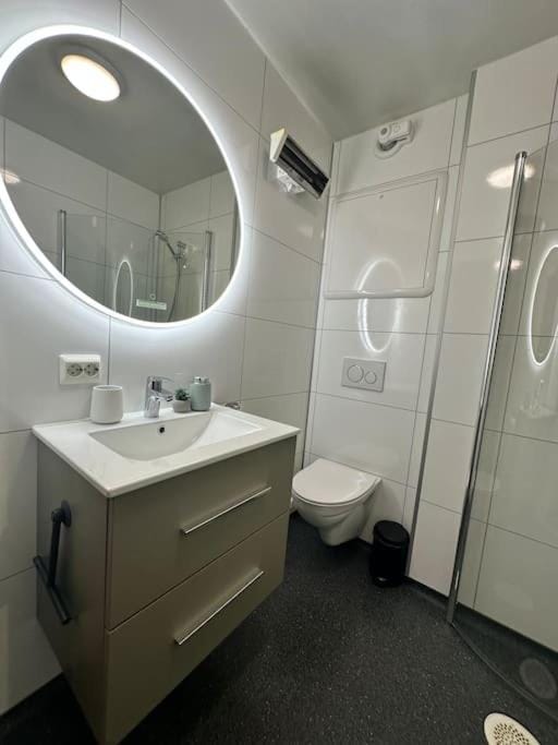 Shower, Toilet, Bathroom, towels