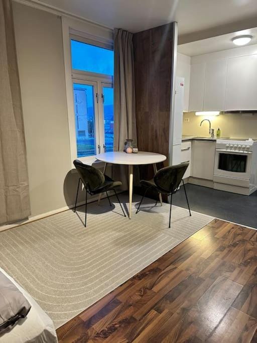 Kitchen or kitchenette, Seating area, Dining area