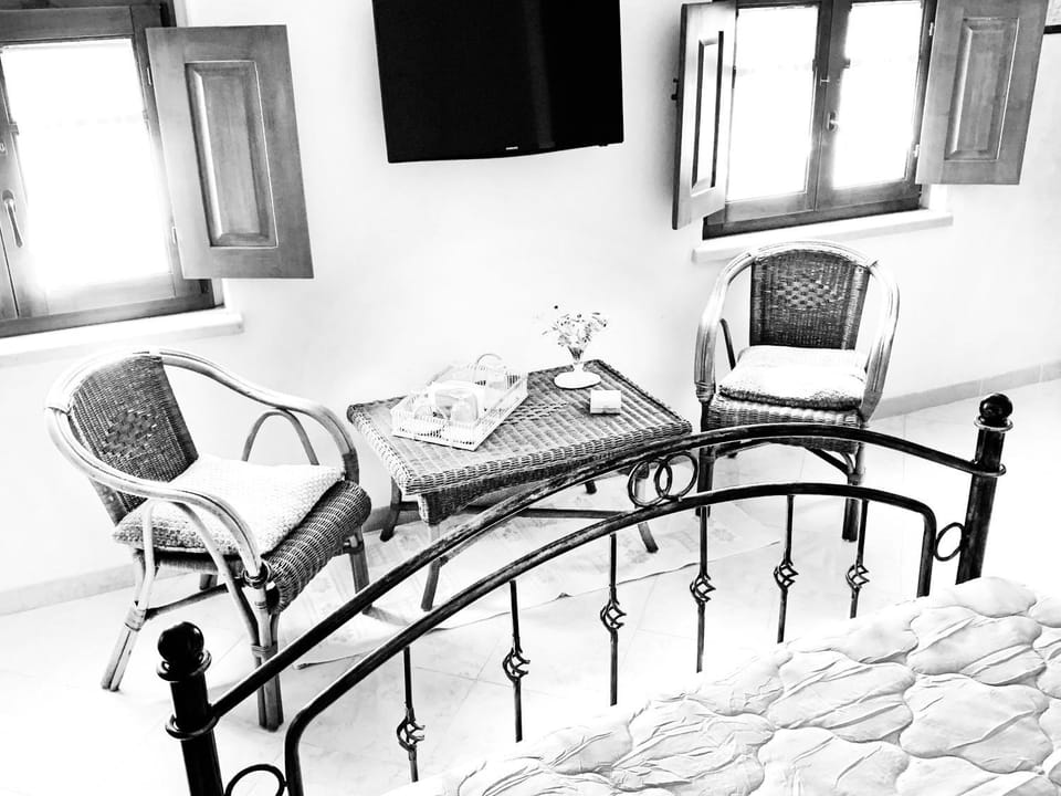 Bed, Photo of the whole room, Seating area, Bedroom