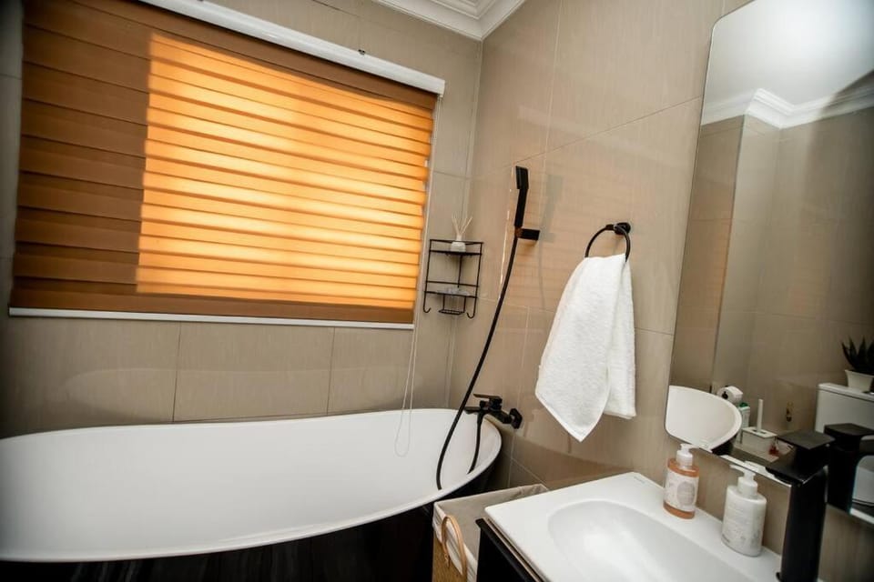 Luxuriously finished 2 bedroom Apartment in Sandton