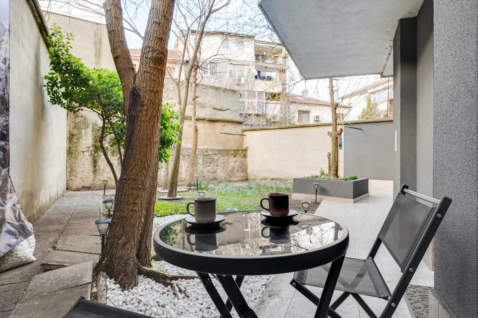 Property building, Patio, Day, Garden, Balcony/Terrace, Dining area
