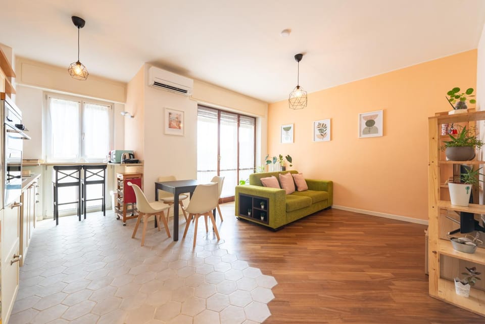 Seating area, Dining area, air conditioner