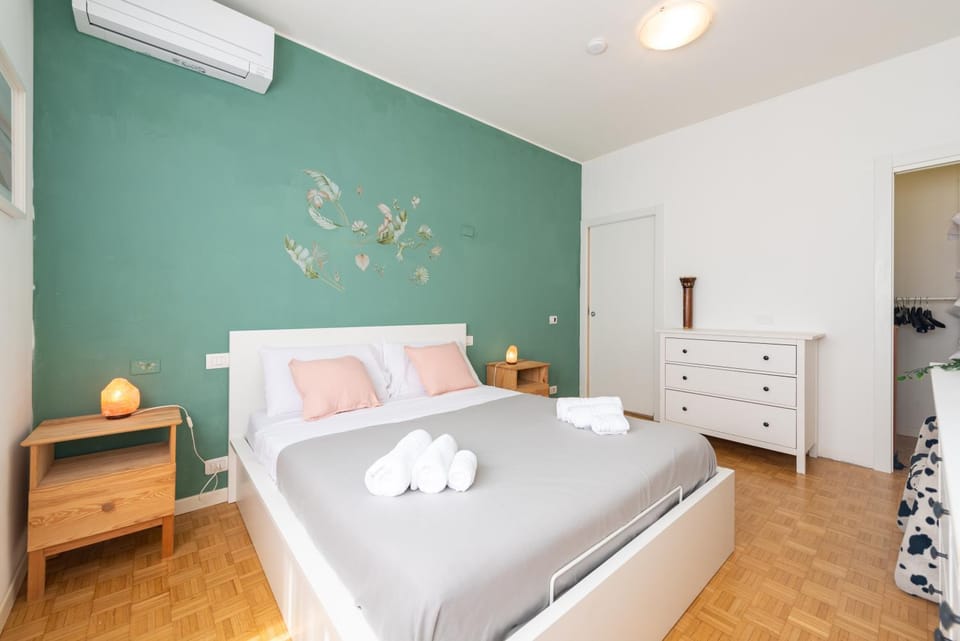 Bed, Photo of the whole room, Bedroom, towels, air conditioner