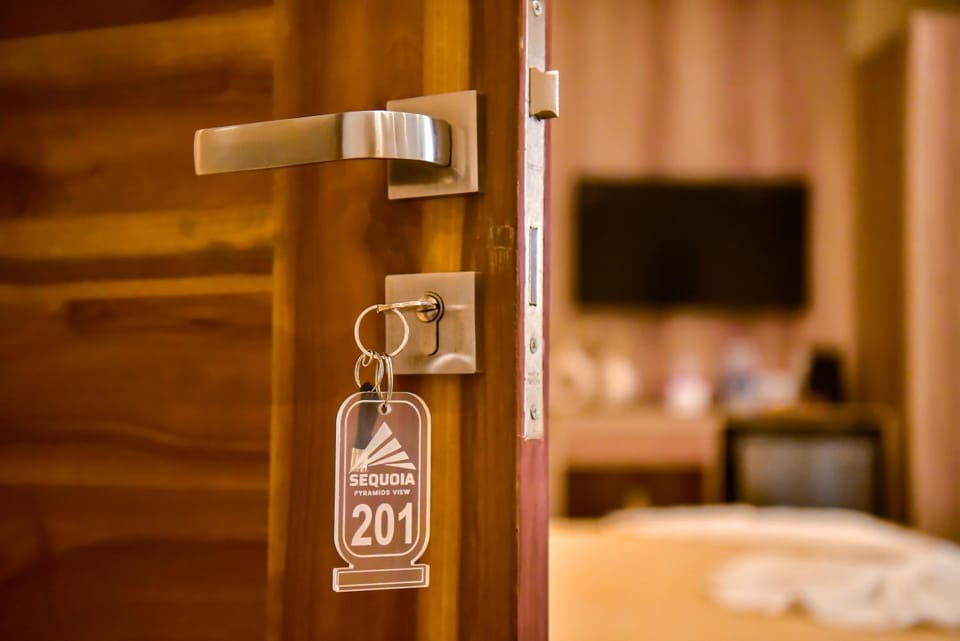 Bed, Property logo or sign, TV and multimedia, Photo of the whole room, Logo/Certificate/Sign, Bedroom, Certificate/Award, towels