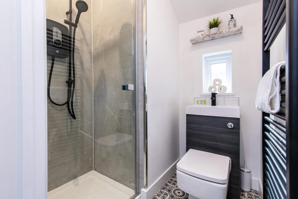 Shower, Toilet, Bathroom, towels