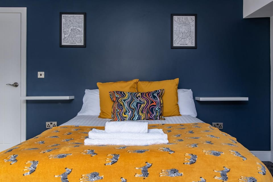 Bed, Bedroom, towels
