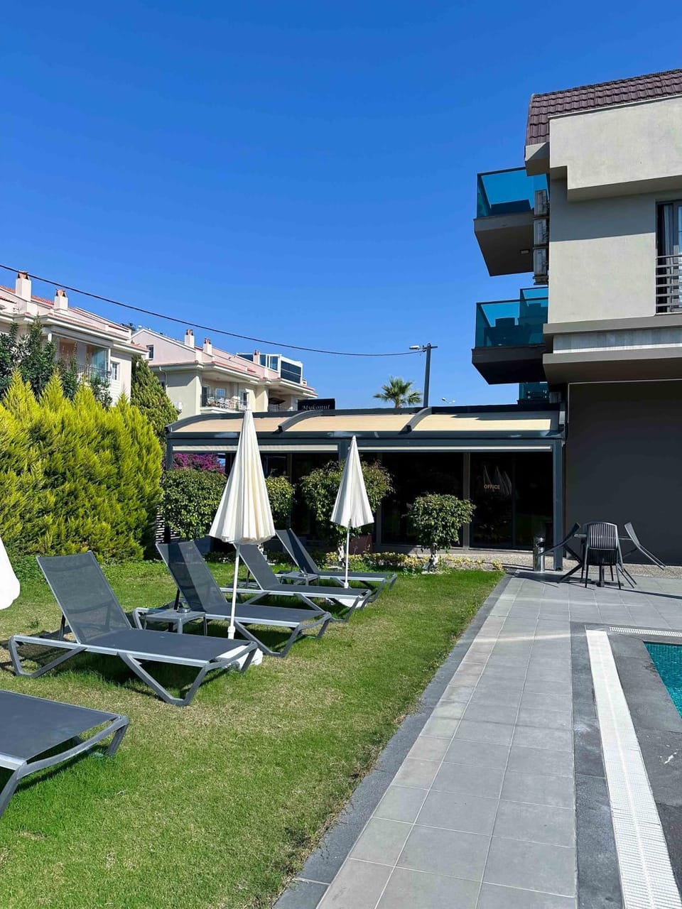 Property building, Spring, Day, Garden, Garden view, Pool view, Swimming pool, sunbed