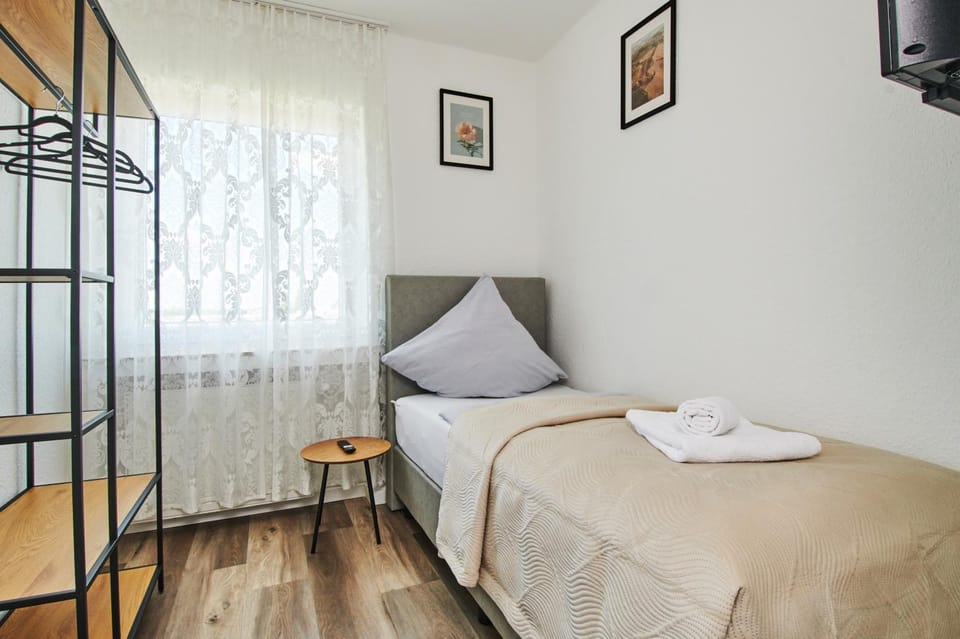 Bed, Photo of the whole room, Bedroom, towels