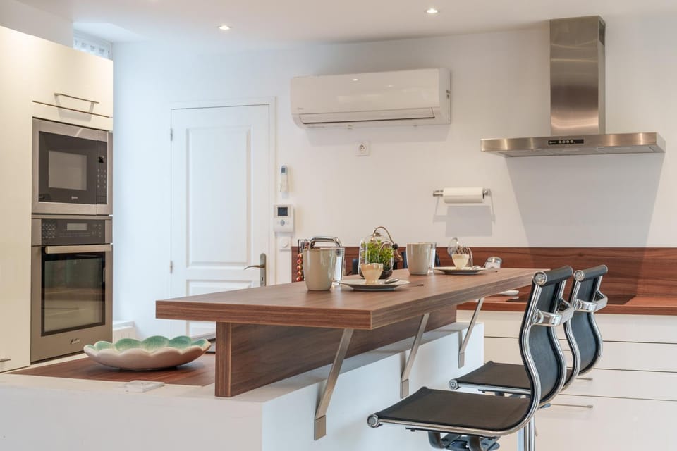 Kitchen or kitchenette, Dining area, oven, stove, toaster, air conditioner