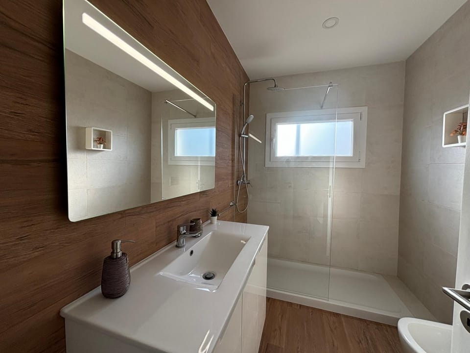 Shower, Toilet, Bathroom, Bath