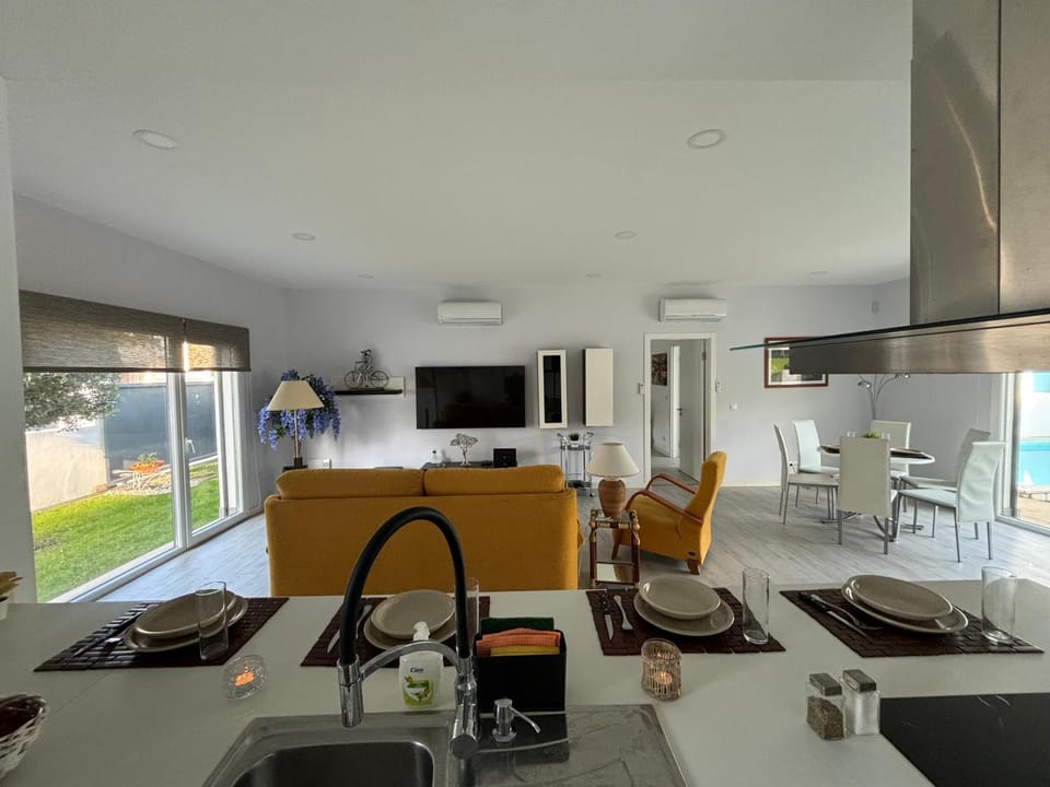 Communal lounge/ TV room, Kitchen or kitchenette, Living room, Dining area, air conditioner