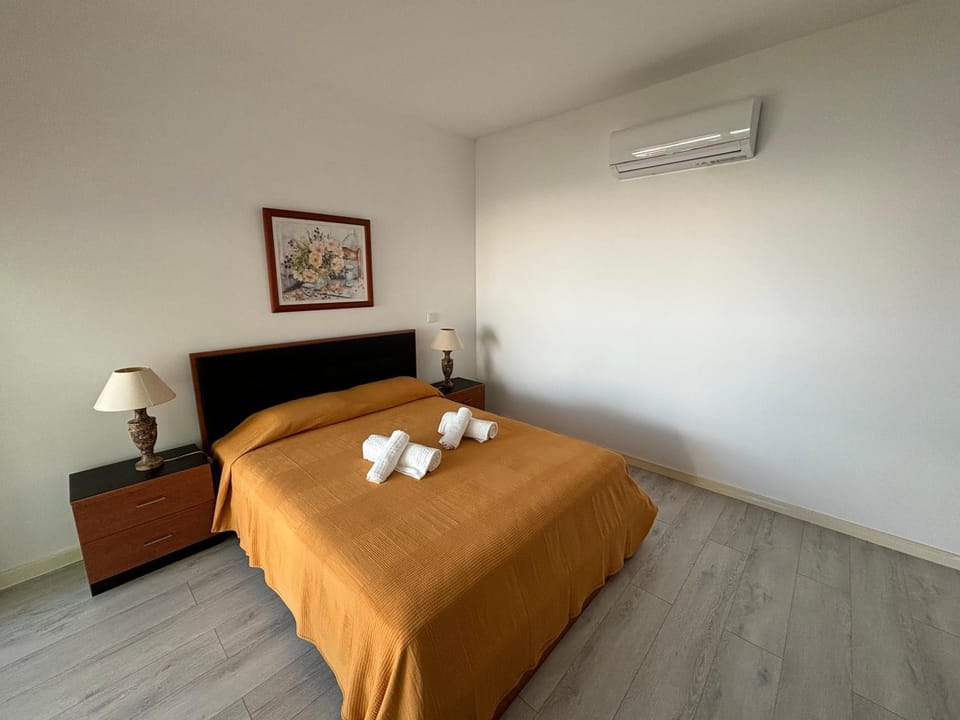 Bed, Bedroom, towels, air conditioner