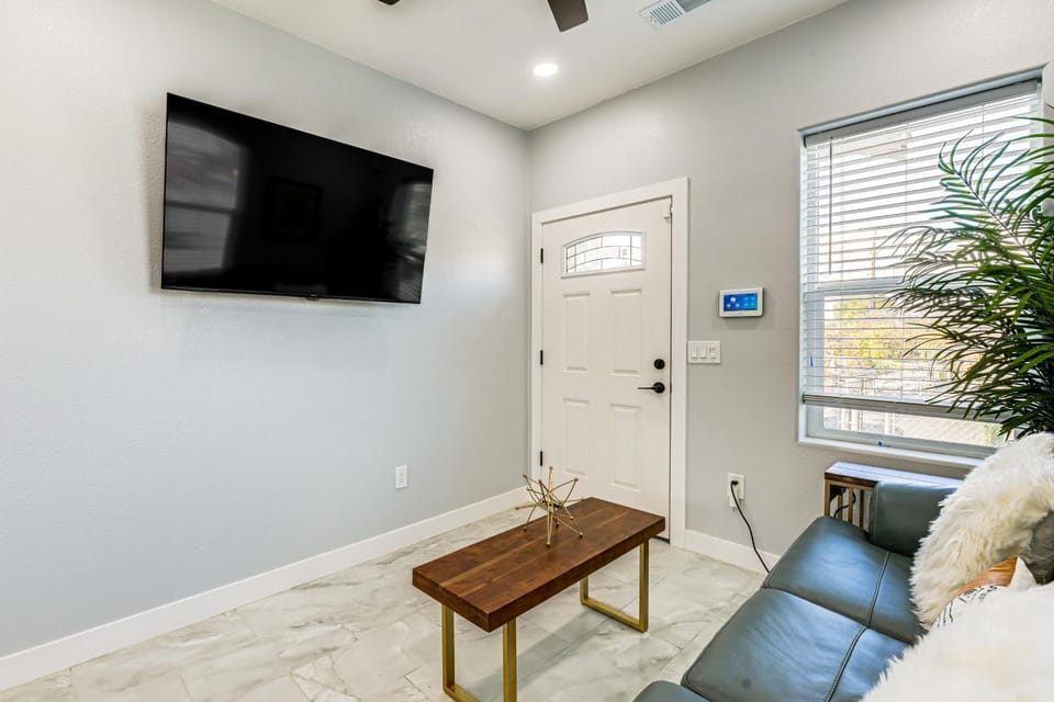 Small-Town Charm & Patio Dining: Home in Madera! House in Madera