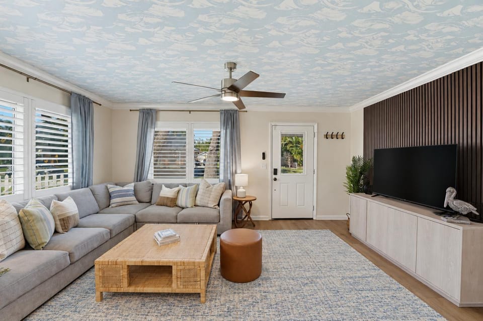 Sunwashed Stone Villa with Heated Pool, Hot Tub & Mini Golf House in Bradenton