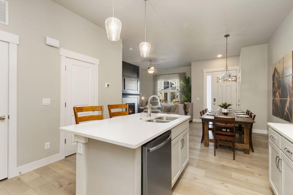 NOCO Retreat with King Beds, Fireplace, Scenic Trails House in Loveland
