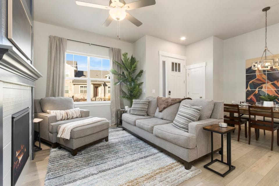 NOCO Retreat with King Beds, Fireplace, Scenic Trails House in Loveland