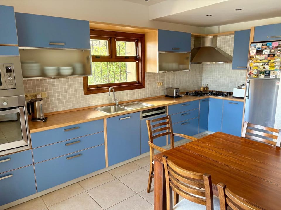 Kitchen or kitchenette, dishwasher, stove