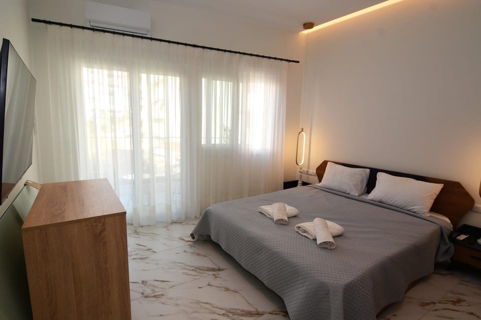 Bed, TV and multimedia, Photo of the whole room, Bedroom, towels