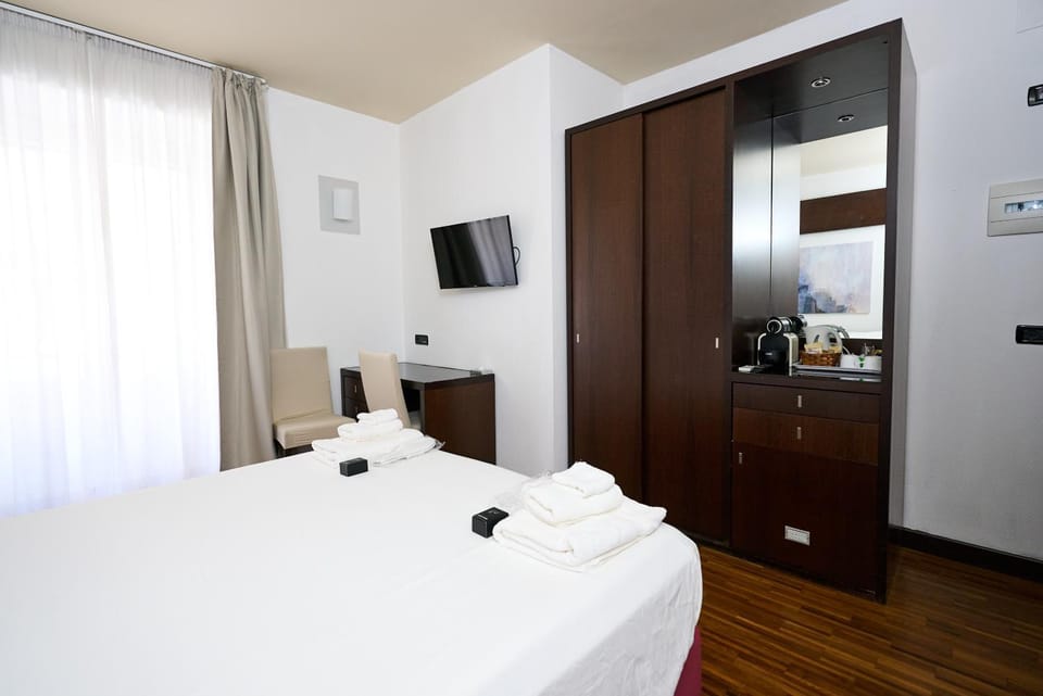 Bed, TV and multimedia, Photo of the whole room, Bedroom, wardrobe