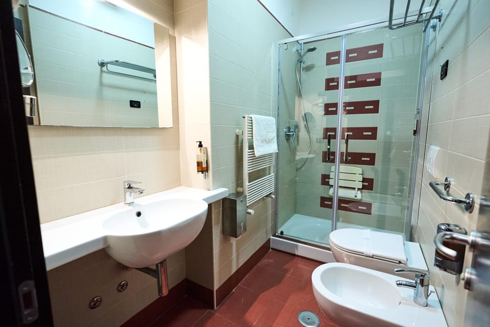 Shower, Toilet, Bathroom, bidet, towels