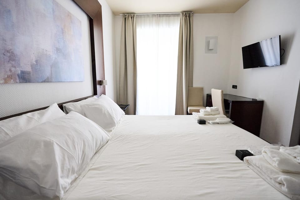 Bed, TV and multimedia, Photo of the whole room, Bedroom, towels