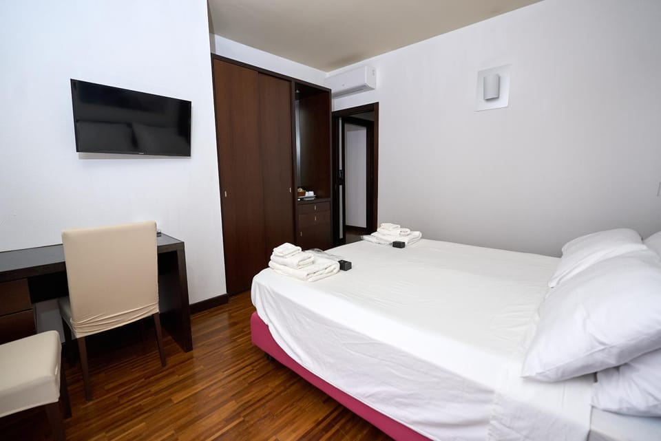 Bed, TV and multimedia, Photo of the whole room, Bedroom, towels, wardrobe