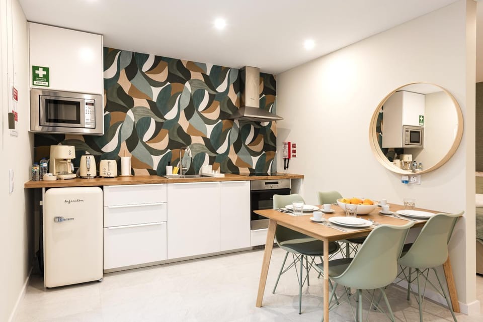 Coffee/tea facilities, Kitchen or kitchenette, Dining area, minibar, oven, stove, toaster