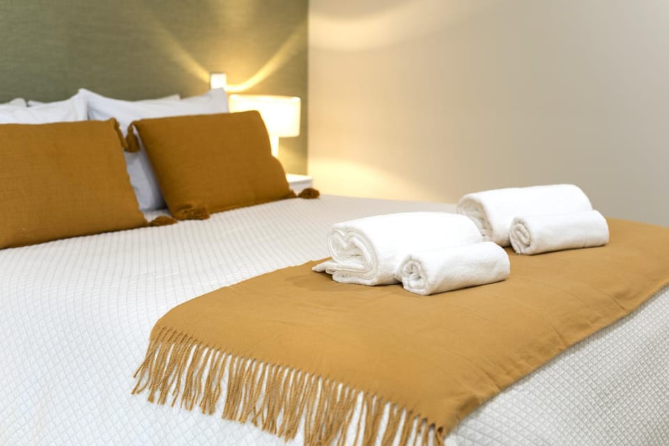Bedroom, towels