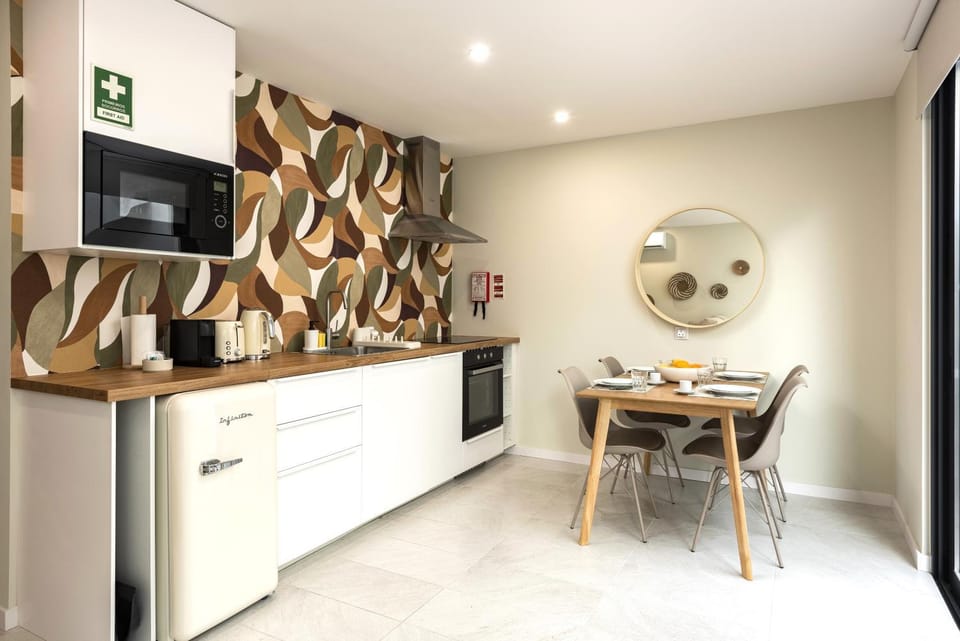 Kitchen or kitchenette, Dining area, minibar, oven, pet friendly, stove