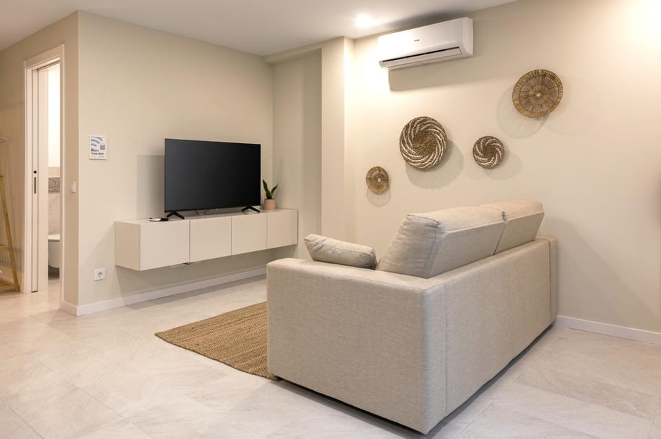 Communal lounge/ TV room, TV and multimedia, Living room, Seating area, Evening entertainment, air conditioner