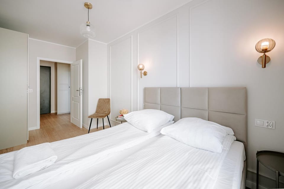 Bed, Photo of the whole room, Seating area, Bedroom, wardrobe