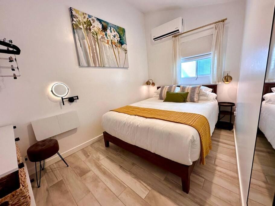 Bedroom, air conditioner