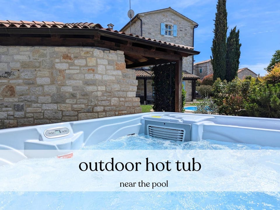 Property building, Hot Tub, Swimming pool