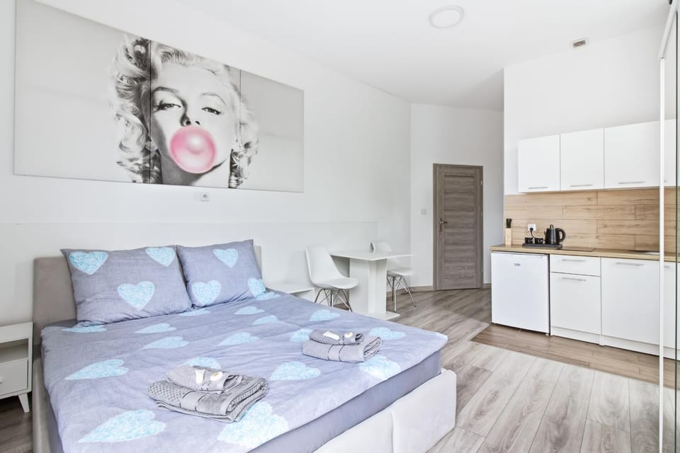 Bed, Kitchen or kitchenette, Living room, Photo of the whole room, Seating area, Bedroom, towels, wardrobe
