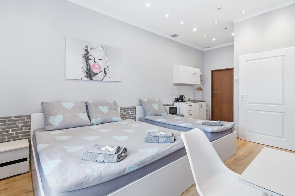 Bed, Coffee/tea facilities, Kitchen or kitchenette, Living room, Photo of the whole room, Seating area, Bedroom