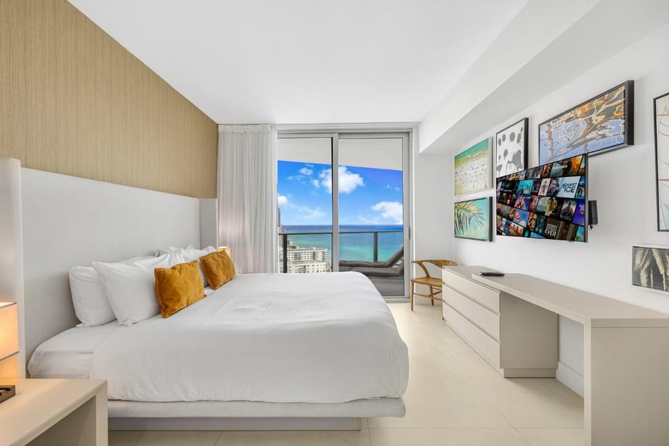 Bed, TV and multimedia, Bedroom