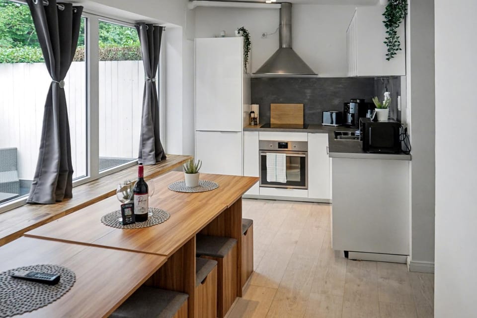 Coffee/tea facilities, Kitchen or kitchenette, Dining area, dishwasher, minibar, oven, stove, toaster