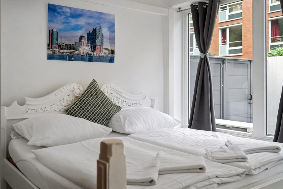 Bed, Photo of the whole room, Bedroom, bunk bed, towels