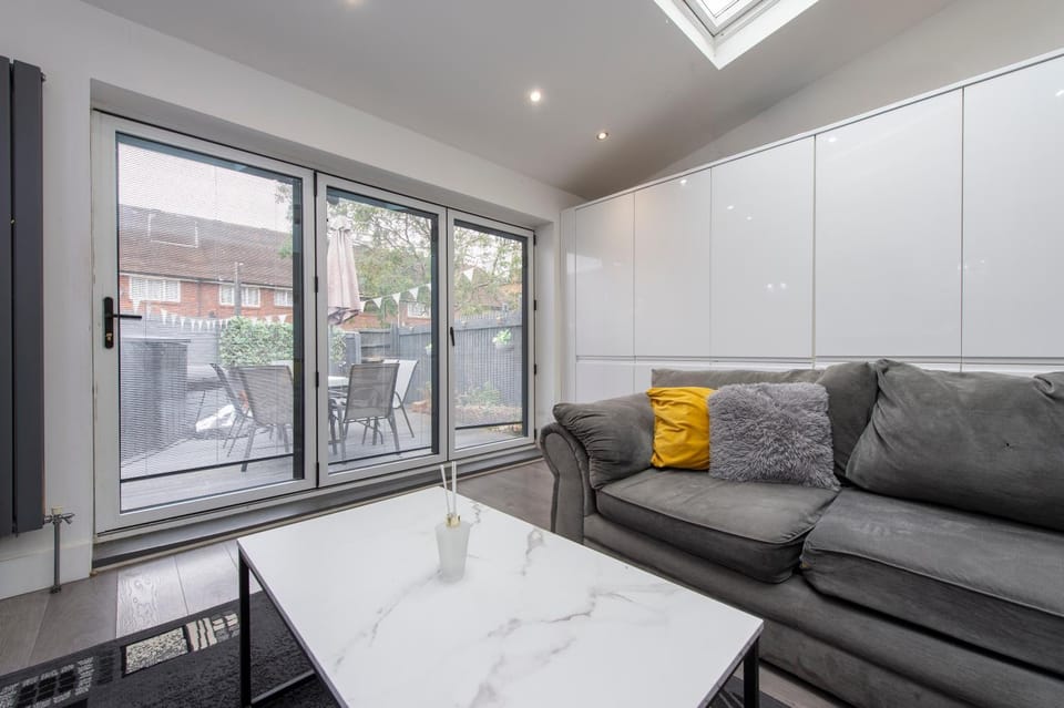 Peckham Large 2 Bath Home with Parking & Garden Apartment in London Borough of Southwark