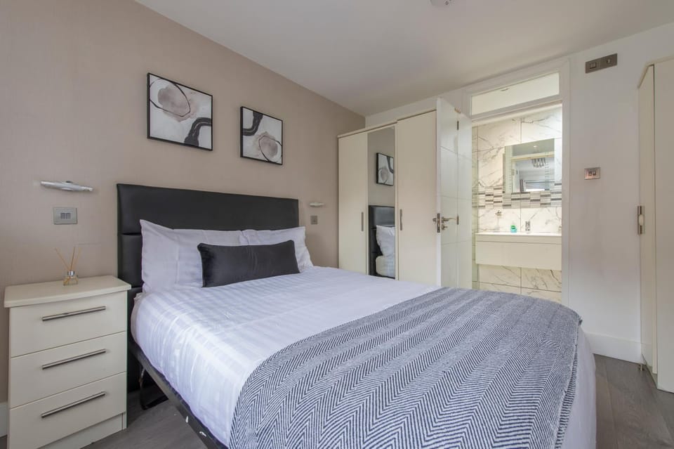 Peckham Large 2 Bath Home with Parking & Garden Apartment in London Borough of Southwark