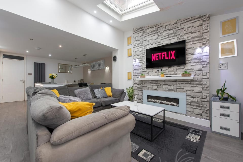 Peckham Large 2 Bath Home with Parking & Garden Apartment in London Borough of Southwark