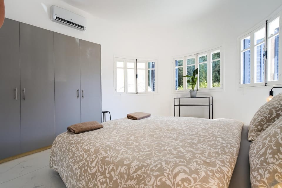 Bed, Photo of the whole room, Bedroom, wardrobe, air conditioner