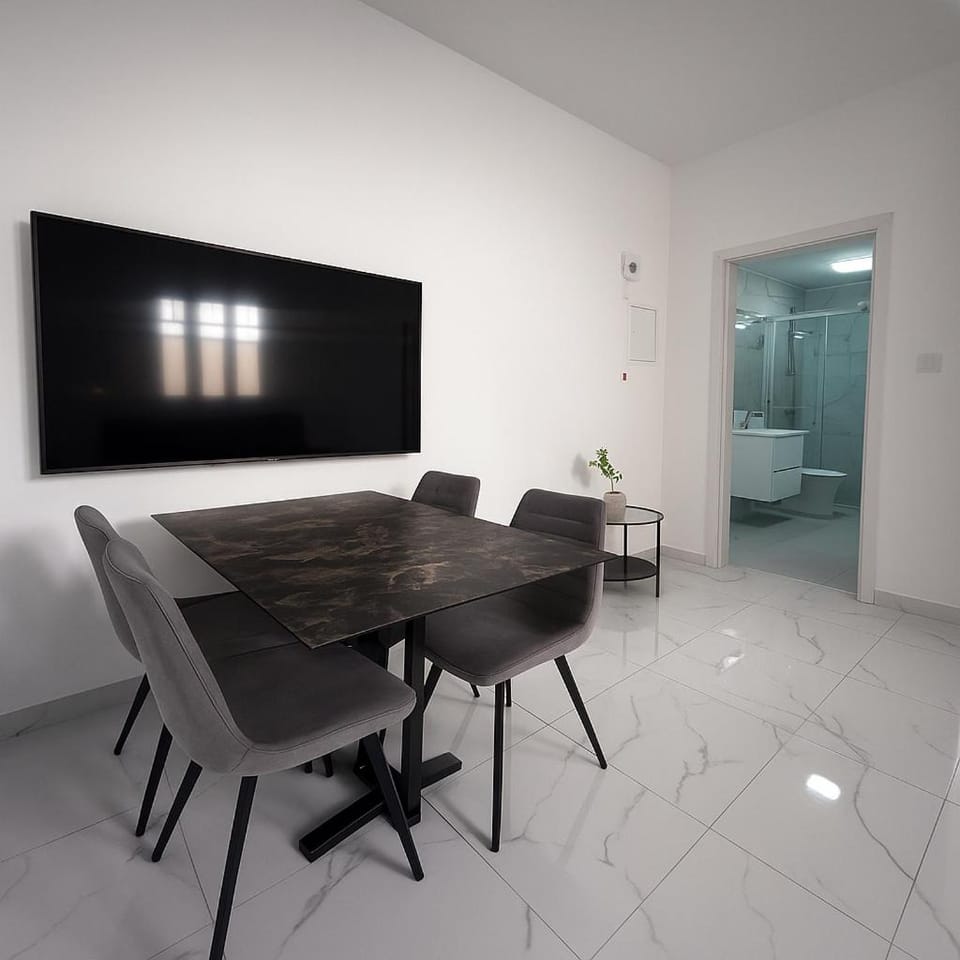 TV and multimedia, Living room, Seating area, Dining area