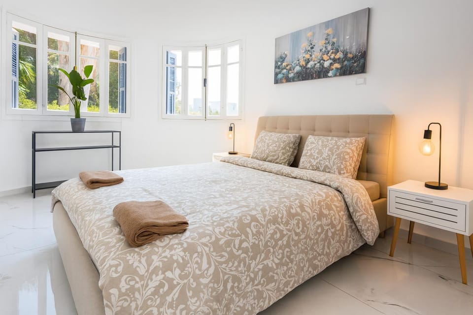 Bed, Photo of the whole room, Bedroom, towels